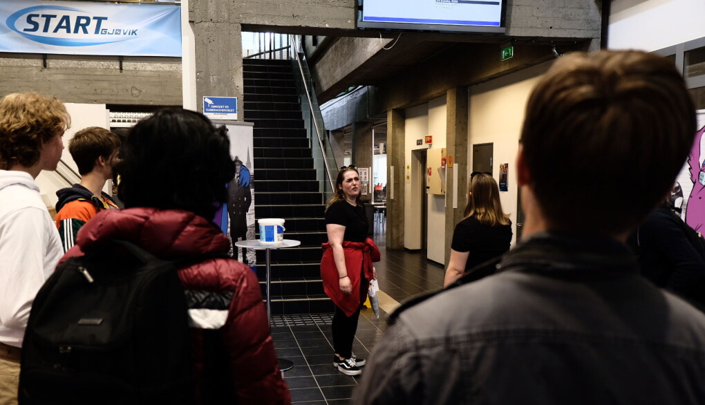 Anne Skuterud viser studenter både bokhandel og kantine på vandringen gjennom et av de mange byggene ved NTNU Gjøvik. Anne Skuterud viser studenter både bokhandel og kantine på vandringen gjennom et av de mange byggene ved NTNU Gjøvik.