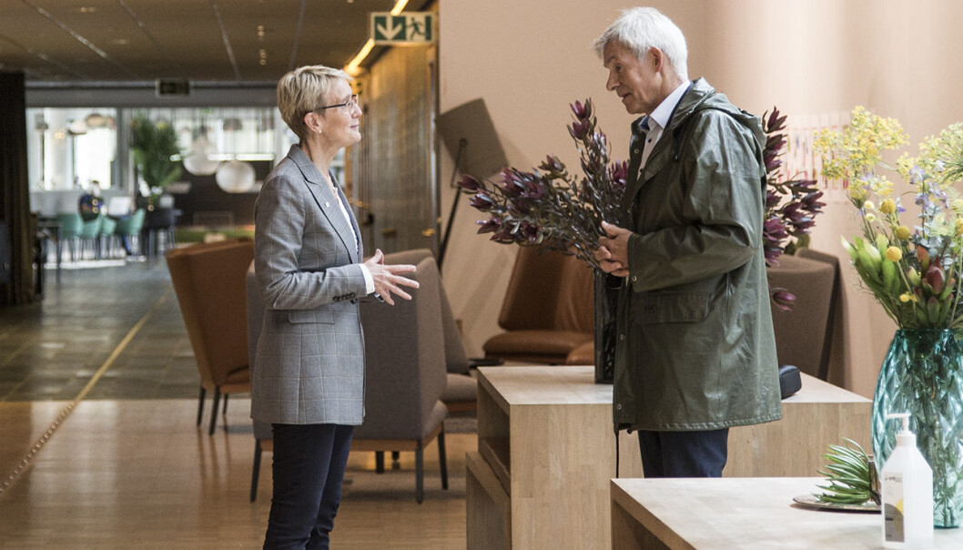 Rektor Anne Borg i samtale med dekan Olav Bolland. Han leder fakultetet som Institutt for marin teknikk ligger under, og har flere ganger orientert NTNUs styre om Ocean Space Centre. Rektor Anne Borg i samtale med dekan Olav Bolland. Han leder fakultetet som Institutt for marin teknikk ligger under, og har flere ganger orientert NTNUs styre om Ocean Space Centre.