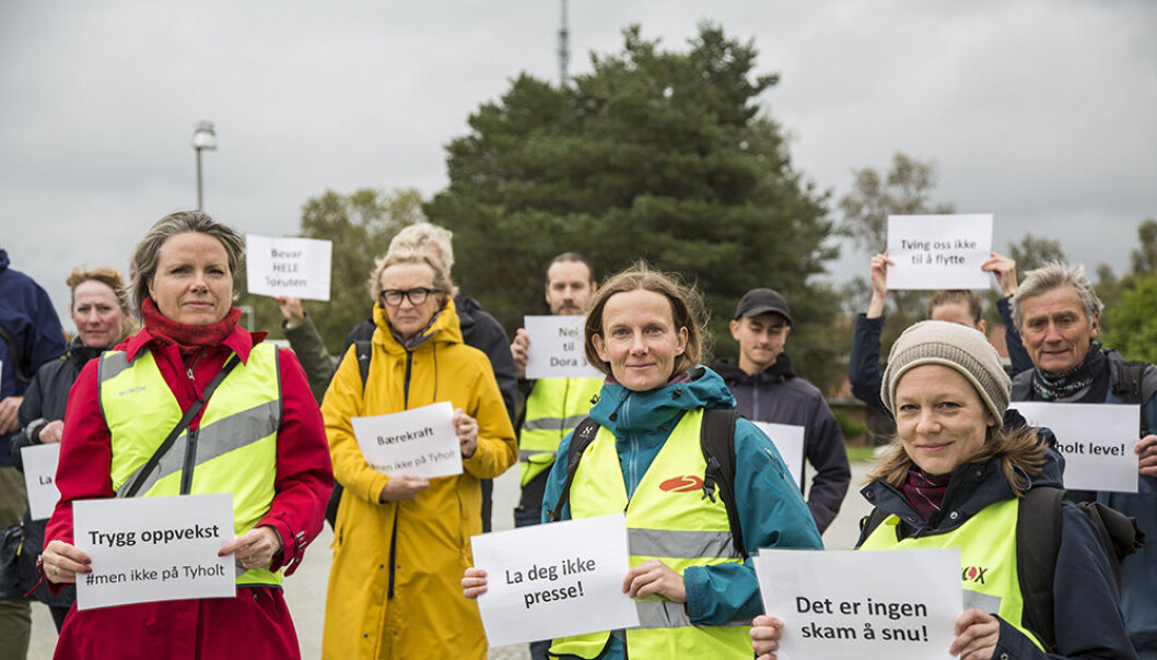 Naboene har kjempet en seig kamp mot at vederstyggeligheten av et monsterbygg skal få rasere et populært og mye brukt friområde. Kanskje kan de nå håpe på at tida jobber for dem? spør Rødt-politikerne. (Bildet er fra september 2021 da naboene demonstrerte mot at Trondheim bystyre ville sikre flertall for reguleringsplanen.) Naboene har kjempet en seig kamp mot at vederstyggeligheten av et monsterbygg skal få rasere et populært og mye brukt friområde. Kanskje kan de nå håpe på at tida jobber for dem? spør Rødt-politikerne. (Bildet er fra september 2021 da naboene demonstrerte mot at Trondheim bystyre ville sikre flertall for reguleringsplanen.)