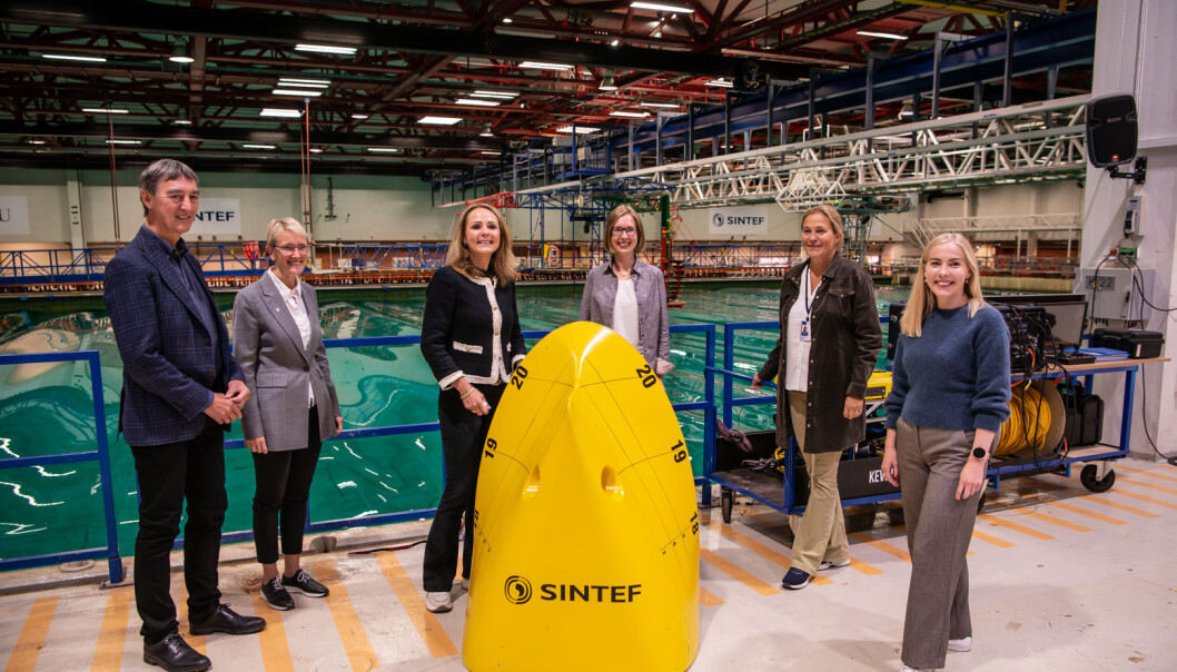 LInda Hofstad Helleland (H) og Iselin Nybø (V) besøkte havbassenget på Tyholt i september i fjor. Der fikk rektor Anne Borg og Sintefs konsernsjef Alexandra Bech Gjørv den etterlengtede beskjeden om at Ocean Space Centre får ei bevilgning på 6,9 milliarder kroner. LInda Hofstad Helleland (H) og Iselin Nybø (V) besøkte havbassenget på Tyholt i september i fjor. Der fikk rektor Anne Borg og Sintefs konsernsjef Alexandra Bech Gjørv den etterlengtede beskjeden om at Ocean Space Centre får ei bevilgning på 6,9 milliarder kroner.