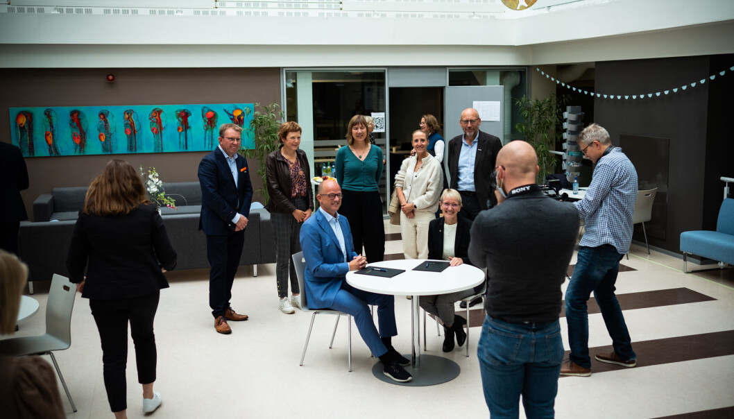 Det ble velvillig posert for kamera da NTNU og NHO signerte avtalen fredag. Bak fra venstre: Geir Myklebust, Marit Reitan, Siri Granum Carson, Cecilie Gotaas Johnsen og Tor Grande. Sittende: Ole Erik Almlid og Anne Borg. Det ble velvillig posert for kamera da NTNU og NHO signerte avtalen fredag. Bak fra venstre: Geir Myklebust, Marit Reitan, Siri Granum Carson, Cecilie Gotaas Johnsen og Tor Grande. Sittende: Ole Erik Almlid og Anne Borg.