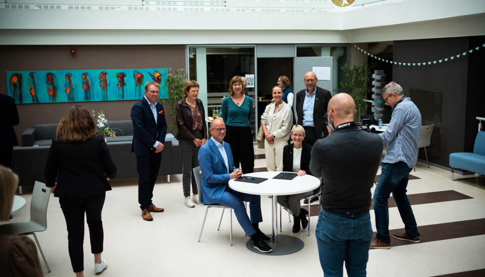 Det ble velvillig posert for kamera da NTNU og NHO signerte avtalen fredag. Bak fra venstre: Geir Myklebust, Marit Reitan, Siri Granum Carson, Cecilie Gotaas Johnsen og Tor Grande. Sittende: Ole Erik Almlid og Anne Borg.