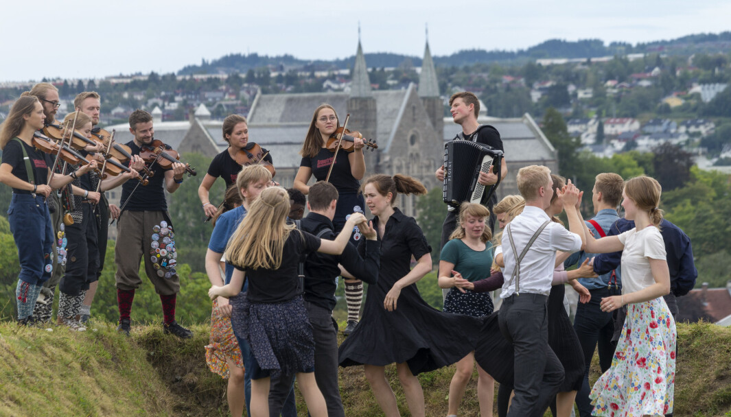Swing og folkedans i 30 år. Her fra 2019: Swing på Festningen akkompagnert av Snaustrinda spelemannslag. Swing og folkedans i 30 år. Her fra 2019: Swing på Festningen akkompagnert av Snaustrinda spelemannslag.