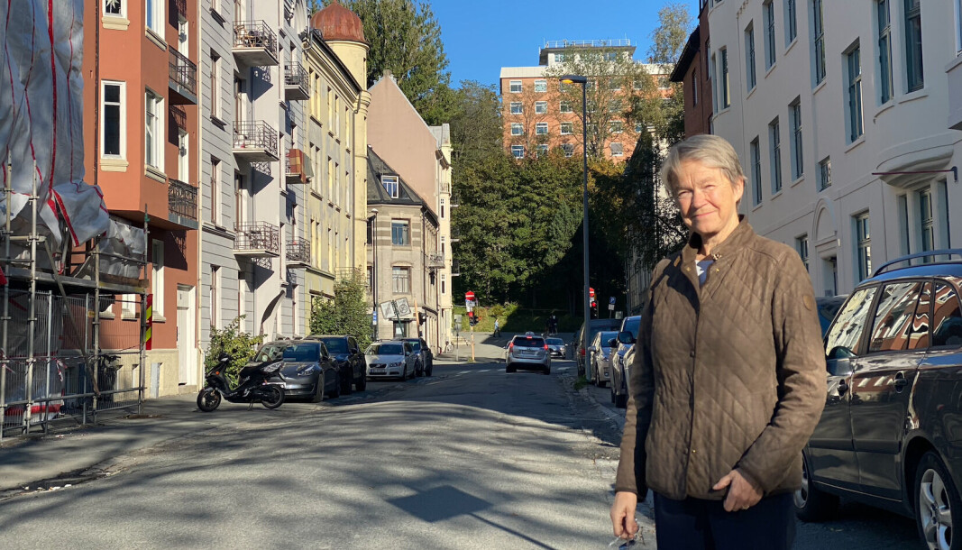 Siri Forsmo i gata utenfor gården hvor hun bor, i en tverrgate til Elgeseter gate. Gårdene til venstre er utsatt for hyblifisering. I gården bakerst til venstre står Sit som eier. Der er det stort sett ganske stille, kommenterer hun, og undrer over hvorvidt samskipnaden holder bedre oppsyn med sine leietakere. Siri Forsmo i gata utenfor gården hvor hun bor, i en tverrgate til Elgeseter gate. Gårdene til venstre er utsatt for hyblifisering. I gården bakerst til venstre står Sit som eier. Der er det stort sett ganske stille, kommenterer hun, og undrer over hvorvidt samskipnaden holder bedre oppsyn med sine leietakere.