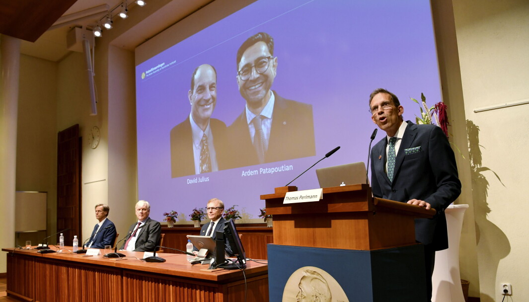 Sekretær Thomas Perlmann annonserte de to vinnerne under er pressekonferanse i Stockholm mandag. Sekretær Thomas Perlmann annonserte de to vinnerne under er pressekonferanse i Stockholm mandag.