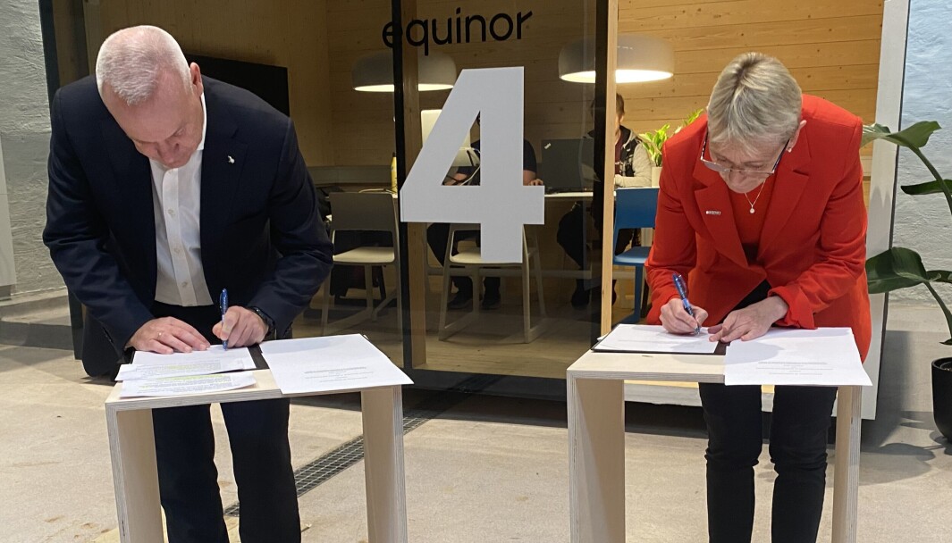 Nye vinder. Equinor kvitter seg med petroleumsimaget og inngår samarbeid med NTNU for å bygge nullutslipssamfunnet. Her signeres samarbeidsavtalen av Equinors konsernsjefe Anders Opedal og NTNU-rektor Anne Borg. Nye vinder. Equinor kvitter seg med petroleumsimaget og inngår samarbeid med NTNU for å bygge nullutslipssamfunnet. Her signeres samarbeidsavtalen av Equinors konsernsjefe Anders Opedal og NTNU-rektor Anne Borg.