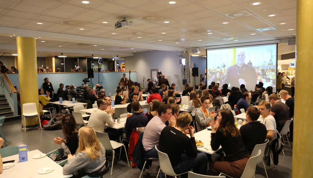 Det var applaus for at studenter og ansatte ved NTNU forhåpentligvis snart har dratt fram mobilen for å registrere seg med QR-kode for siste gang. Det var applaus for at studenter og ansatte ved NTNU forhåpentligvis snart har dratt fram mobilen for å registrere seg med QR-kode for siste gang.