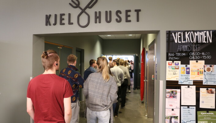 På flere kantiner var det lang kø for å få seg et stykke. På flere kantiner var det lang kø for å få seg et stykke.