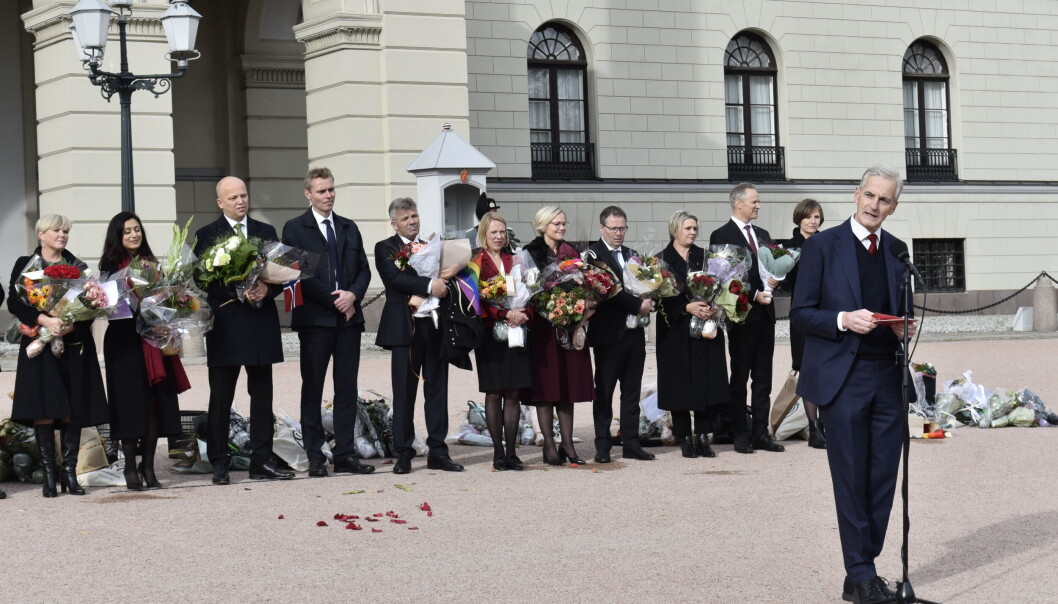 Talte til folket: Statsminister Jonas Gahr Støre talte til dei frammøtte på Slottsplassen etter sitt første statsråd hos Kongen som leiar av ei regjering. Talte til folket: Statsminister Jonas Gahr Støre talte til dei frammøtte på Slottsplassen etter sitt første statsråd hos Kongen som leiar av ei regjering.