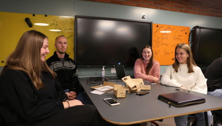 Elise Hviding, Daniel Solberg, Frida Borolien og Stine Sørlie setter pris på et avbrekk fra vanlig undervisning. Elise Hviding, Daniel Solberg, Frida Borolien og Stine Sørlie setter pris på et avbrekk fra vanlig undervisning.