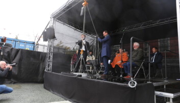 Samfundetlederen og Kronprinsen senket sammen steinen. Samfundetlederen og Kronprinsen senket sammen steinen.