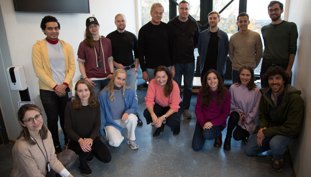 Mangslungen gjeng. UAs fotoseanse ble innledet ved at May-Britt og Edvard ropte til seg Kavli-forskere som befant seg i nærheten der og da. Bak fra venstre: Lars Zelaya, Ida Rautio, Asgeir Flatmoen, Edvard Moser, Jonathan Whitflock, Oscar Chadney, Abraham Vollan, Keagan Dunville. Foran fra venstre: Soledad Gonzalo Cogno, Elise Reppe Olsen, Nienke Laura de Jons, May-Britt Moser, Lucie Descamps, Emilie Skytøen, Benjamin Kanter. Mangslungen gjeng. UAs fotoseanse ble innledet ved at May-Britt og Edvard ropte til seg Kavli-forskere som befant seg i nærheten der og da. Bak fra venstre: Lars Zelaya, Ida Rautio, Asgeir Flatmoen, Edvard Moser, Jonathan Whitflock, Oscar Chadney, Abraham Vollan, Keagan Dunville. Foran fra venstre: Soledad Gonzalo Cogno, Elise Reppe Olsen, Nienke Laura de Jons, May-Britt Moser, Lucie Descamps, Emilie Skytøen, Benjamin Kanter.