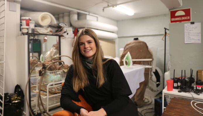 Kari Kvelstad Ellingsen har vært ute en revynatt før. I Bakgrunnen kan du se kostymet til et av skjeggkreene som nå har dukket opp to revyer på rad. Kari Kvelstad Ellingsen har vært ute en revynatt før. I Bakgrunnen kan du se kostymet til et av skjeggkreene som nå har dukket opp to revyer på rad.