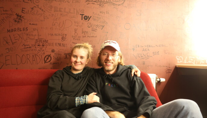 Backstage på Knaus er det mange artister som har etterlatt sine spor på veggen bak Ingvild Aas og Per Birkeland Hagen. Backstage på Knaus er det mange artister som har etterlatt sine spor på veggen bak Ingvild Aas og Per Birkeland Hagen.