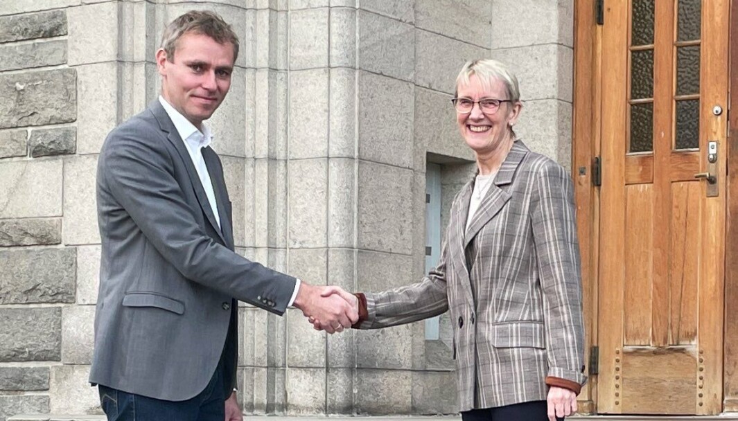 Ola Borten Moe har sitt første offisielle besøk ved NTNU som forsknings- og høyere utdanningsminister. Her hilser han på rektor Anne Borg, utenfor Hovedbygningen. Ola Borten Moe har sitt første offisielle besøk ved NTNU som forsknings- og høyere utdanningsminister. Her hilser han på rektor Anne Borg, utenfor Hovedbygningen.