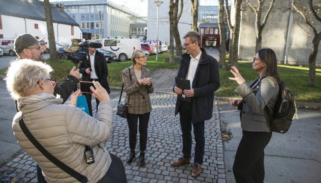 Borten Moe på sitt første offisielle statsrådbesøk på NTNU Gløshaugen, den gang flankert av rektor Anne Borg og camppusdirektør Merete Kvidal.