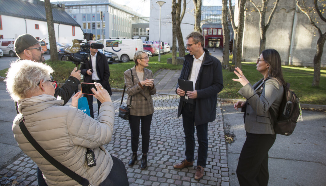 Borten Moe på sitt første offisielle statsrådbesøk på NTNU Gløshaugen, den gang flankert av rektor Anne Borg og camppusdirektør Merete Kvidal. Borten Moe på sitt første offisielle statsrådbesøk på NTNU Gløshaugen, den gang flankert av rektor Anne Borg og camppusdirektør Merete Kvidal.