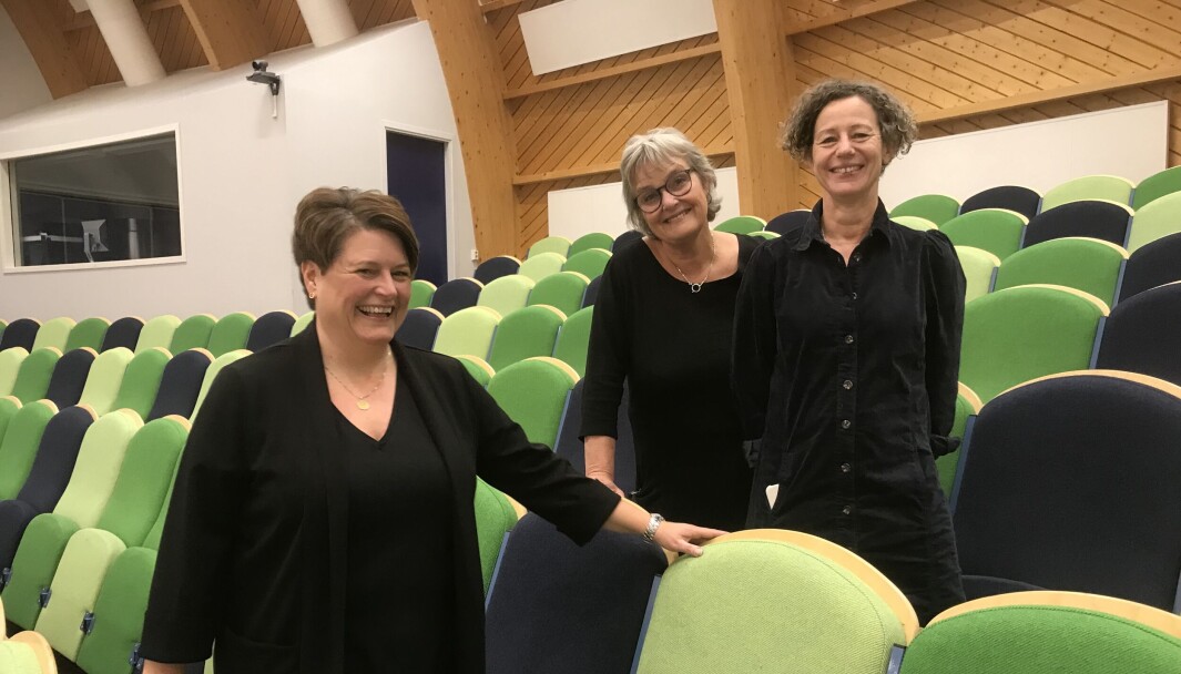 Instituttleder Heidi Vifladt (i midten) forteller at de har arbeidet med å styrke bevisstheten rundt forskningsbasert kunnskap i mange år. Her er hun flankert av stipendiat Kristin Haugen (t.v.) og nestleder forskning ved instituttet, Aud Obstfelder. Instituttleder Heidi Vifladt (i midten) forteller at de har arbeidet med å styrke bevisstheten rundt forskningsbasert kunnskap i mange år. Her er hun flankert av stipendiat Kristin Haugen (t.v.) og nestleder forskning ved instituttet, Aud Obstfelder.