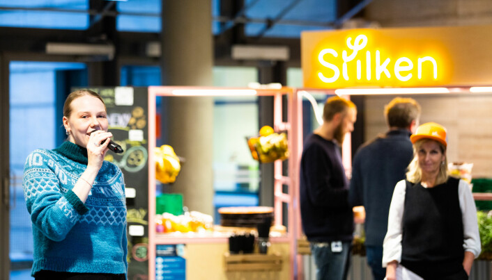 Ellinor Lindström (t.v.) og Sit-direktør Audhild Kvam (med caps) under fredagens åpning av Stilken.