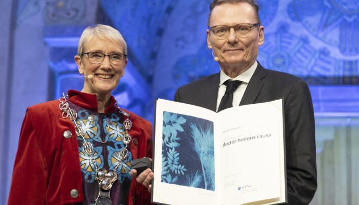 Under NTNUs doktorpromosjon i Hovedbyggets aula på Gløshaugen ble Robinson gjort til æredsdoktor av Rektor Anne Borg. Under NTNUs doktorpromosjon i Hovedbyggets aula på Gløshaugen ble Robinson gjort til æredsdoktor av Rektor Anne Borg.
