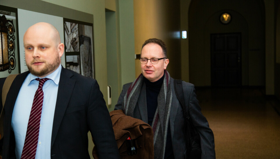 Eikrem på vei inn i styremøtet, med sin advokat Christoffer Gjelde steget foran.