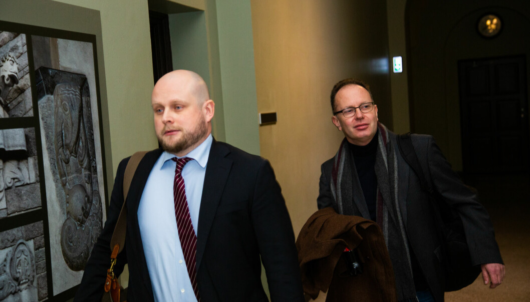 Øyvind Eikrem og hans advokat Christoffer Hjelde på vei inn i styrerommet for å forklare seg. På dette tidspunktet var Datatilsynets brev hvor Eikrem fikk medhold i klage på vei til ham og til NTNU.