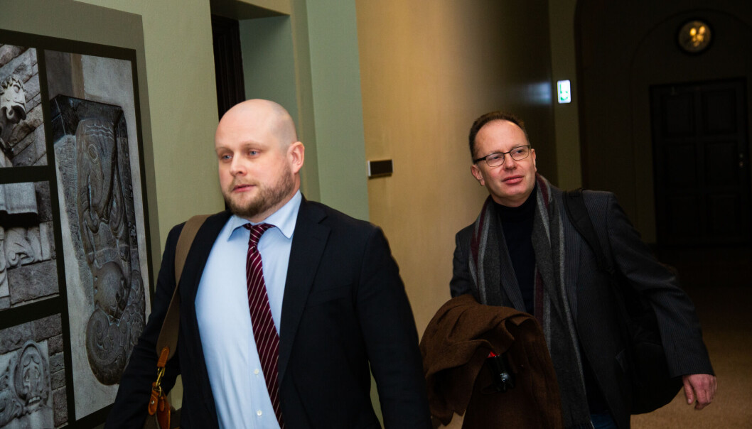 Øyvind Eikrem og hans advokat Christoffer Hjelde på vei inn i styrerommet for å forklare seg. På dette tidspunktet var Datatilsynets brev hvor Eikrem fikk medhold i klage på vei til ham og til NTNU. Øyvind Eikrem og hans advokat Christoffer Hjelde på vei inn i styrerommet for å forklare seg. På dette tidspunktet var Datatilsynets brev hvor Eikrem fikk medhold i klage på vei til ham og til NTNU.