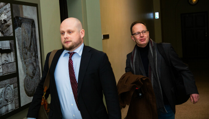 Eikrem sammen med hans advokat, Christoffer Hjelde på vei inn i styremøtet.
