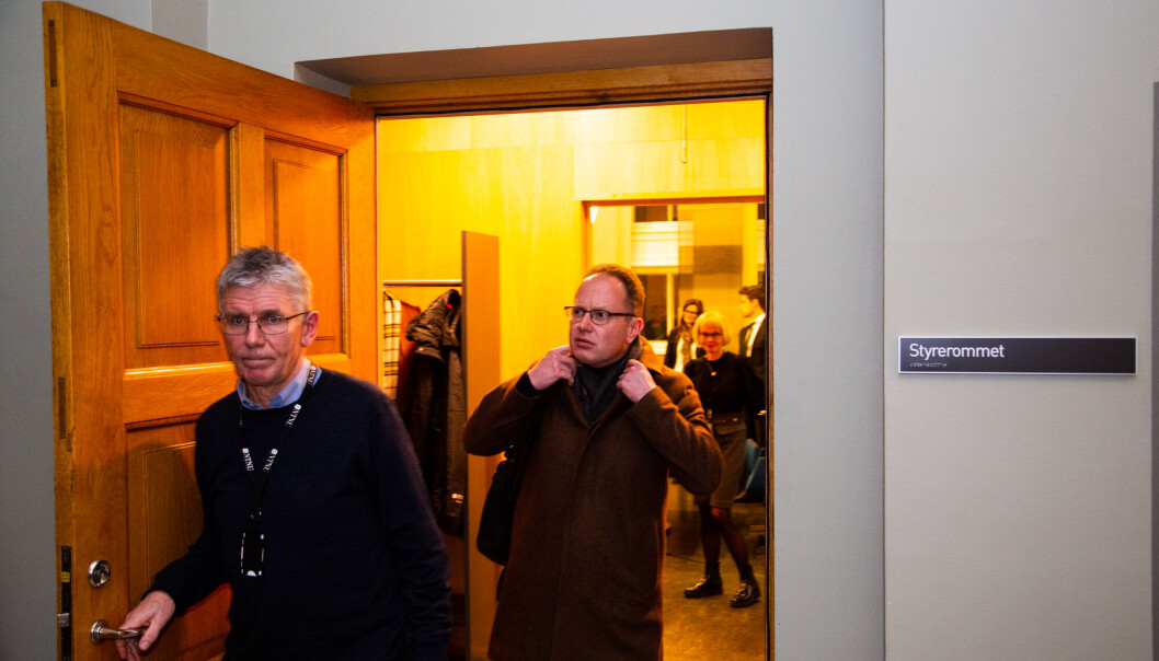 Øyvind Eikrem med fungerende organisasjonsdirektør Roar Tobro på vei ut fra NTNUs styremøte: NTNU mener at stillingen som ble opprettet for ham ligger innenfor de ordinære fullmaktene NTNU har. Øyvind Eikrem med fungerende organisasjonsdirektør Roar Tobro på vei ut fra NTNUs styremøte: NTNU mener at stillingen som ble opprettet for ham ligger innenfor de ordinære fullmaktene NTNU har.