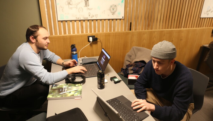 Kristoffer Andreas Paulsen og Trym Dyrkorn sier de hele tiden har visst at de skulle ha fysisk eksamen. Ellers skulle de ønske de hadde fått mer utfyllende informasjon om eksamensformen. Kristoffer Andreas Paulsen og Trym Dyrkorn sier de hele tiden har visst at de skulle ha fysisk eksamen. Ellers skulle de ønske de hadde fått mer utfyllende informasjon om eksamensformen.