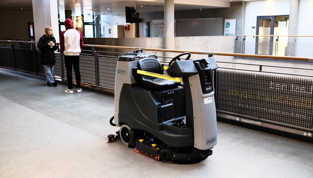 Selv om den kan se litt bortkommen der den kjører rundt i Realfagsbygget opplyser Campusservice at gulvvaskemaskinen kan veien hjem og ikke er farlig for folk.