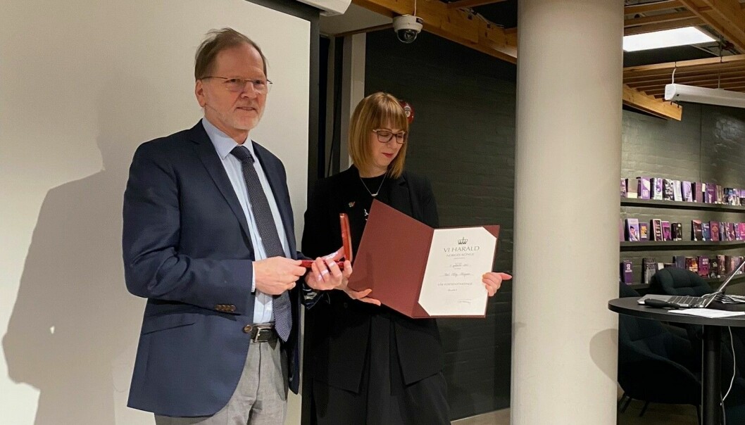 Professor Karl Elling Ellingsen fikk Kongens fortjenstmedalje overrakt av Trondheims varaordfører Mona Berger.
