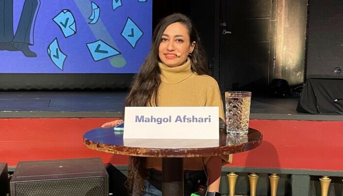 Mahgol Afshari under valgdebatten i Storsalen på Studentersamfundet. Mesteparten av debatten foregikk på norsk, med litt oversettelse. Afshari snakket engelsk. Mahgol Afshari under valgdebatten i Storsalen på Studentersamfundet. Mesteparten av debatten foregikk på norsk, med litt oversettelse. Afshari snakket engelsk.
