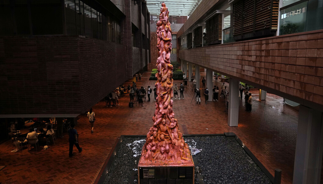 Monumentet heter Pillar of Shame og er til minne om det kinesiske regimets massakre på Den himmelske freds plass i 1989. Det er nå fjernet fra sin plass ved universitetet i Hongkong. Monumentet heter Pillar of Shame og er til minne om det kinesiske regimets massakre på Den himmelske freds plass i 1989. Det er nå fjernet fra sin plass ved universitetet i Hongkong.