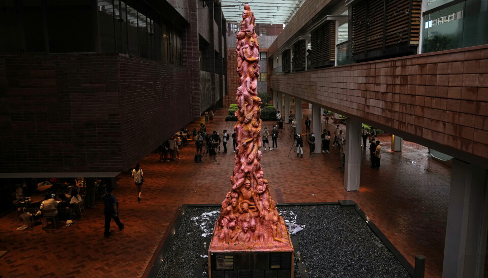 Monumentet heter Pillar of Shame og er til minne om det kinesiske regimets massakre på Den himmelske freds plass i 1989. Det er nå fjernet fra sin plass ved universitetet i Hongkong.