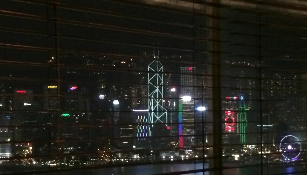 Hongkong skyline, fotografert gjennom persienner fra et hotellvindu i 2015. Siden ble lamellene vinklet om.