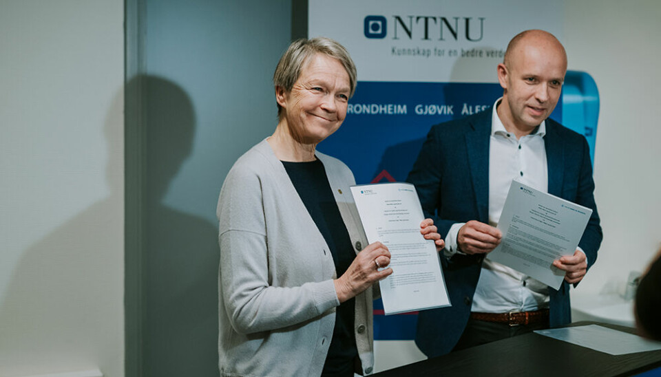 Ferdig signert: Siri Forsmo undertegnet avtalen på vegne av NTNU og Øyvind Bakke for Helse Møre og Romsdal.