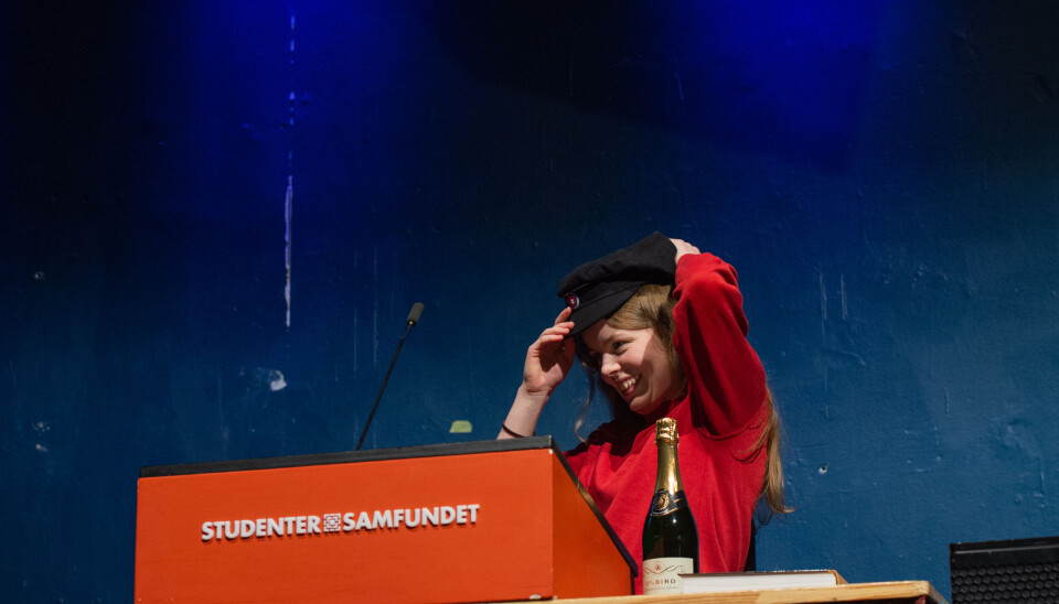 Bøckman anført tradisjonell studentlue og sprudlende på Studentersamfundets talerstol etter seieren.