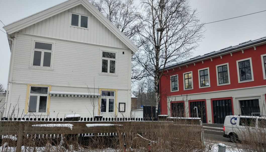 Studentersamfundet nådde ikke opp i budrunden om naboeiendommen Klostergata 26. Kjøperen forteller at de skal fortsette å leie ut boligen.