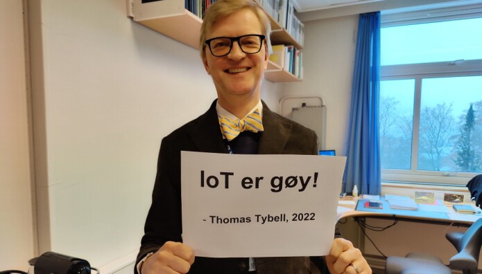 Thomas Tybell er instituttleder ved Institutt for elektroniske systemer og synes også at IoT er gøy! Både i studiet elektroingeniør og elsys ved instituttet undervises fagfeltet IoT. Thomas Tybell er instituttleder ved Institutt for elektroniske systemer og synes også at IoT er gøy! Både i studiet elektroingeniør og elsys ved instituttet undervises fagfeltet IoT.