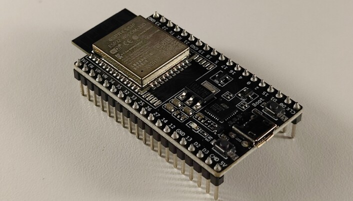 En mer moderne mikrokontroller, ESP32. Kan kobles til internett, Bluetooth og mer. En mer moderne mikrokontroller, ESP32. Kan kobles til internett, Bluetooth og mer.