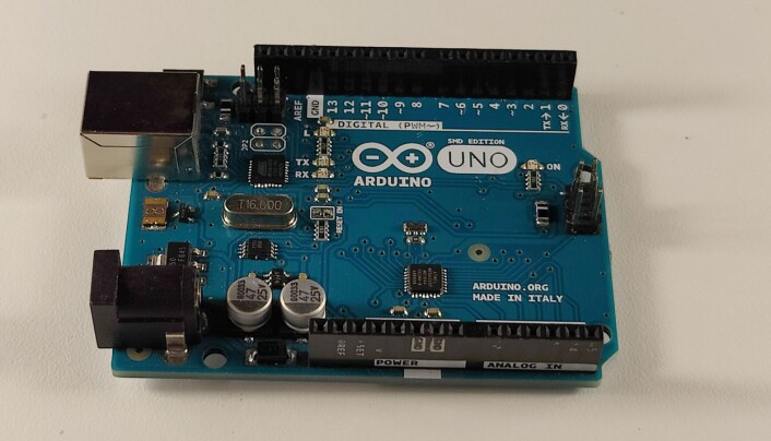 En tradisjonell Arduino UNO-mikrokontroller. Kan ikke tilkobles internett eller Bluetooth En tradisjonell Arduino UNO-mikrokontroller. Kan ikke tilkobles internett eller Bluetooth