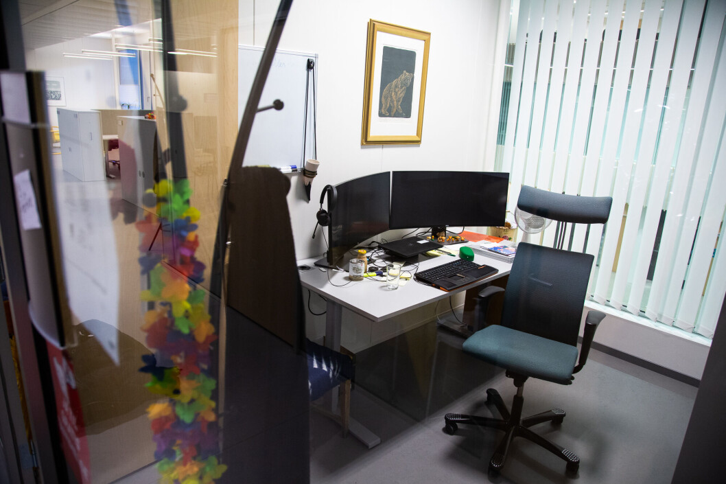 Det åpne landskapet speiler seg i glassveggen, men det at det er glass over alt fører også med seg noen utfordringer. - Jeg bruker å si at det ikke finnes noen plasser en kan gråte på Kalvskinnet, sier Saksvik. Det åpne landskapet speiler seg i glassveggen, men det at det er glass over alt fører også med seg noen utfordringer. - Jeg bruker å si at det ikke finnes noen plasser en kan gråte på Kalvskinnet, sier Saksvik.