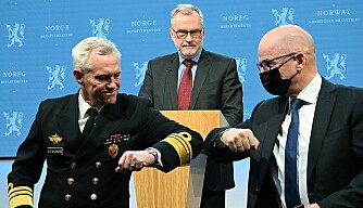 Nils Andreas Stensønes, sjef E-tjenesten, legger fram årets trusselvurdering sammen med PST-sjef Hans Sverre Sjøvold med forsvarsminister Odd Roger Enoksen i bakgrunnen. Nils Andreas Stensønes, sjef E-tjenesten, legger fram årets trusselvurdering sammen med PST-sjef Hans Sverre Sjøvold med forsvarsminister Odd Roger Enoksen i bakgrunnen.