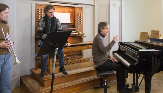 Henning Sommerro understreker gjerne poengene sine ved å spille et musikkstykke for studentene. Henning Sommerro understreker gjerne poengene sine ved å spille et musikkstykke for studentene.