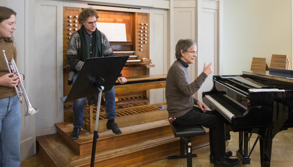 Henning Sommerro understreker gjerne poengene sine ved å spille et musikkstykke for studentene.