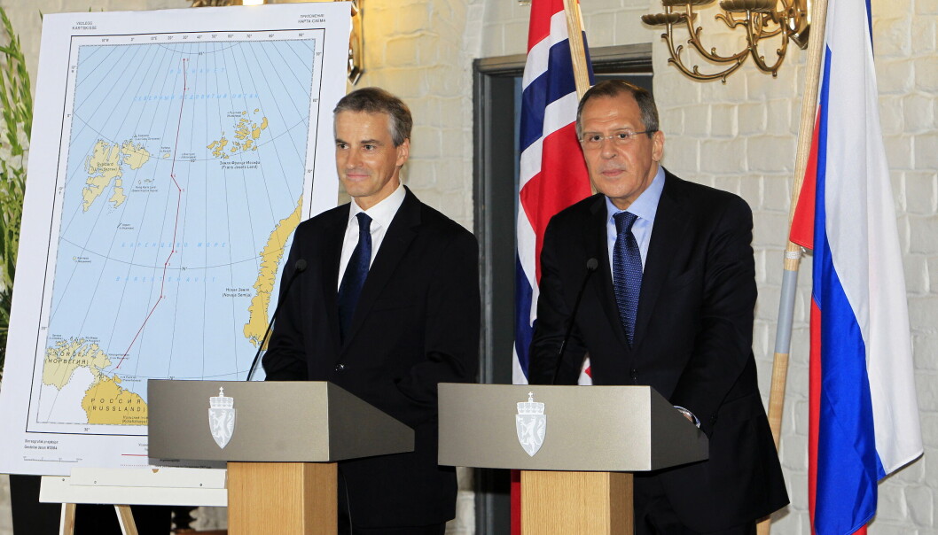 I 2011 var det fred og fordragelighet mellom Norge og Russland. Her svarer Russlands utenriksminister Sergej Lavrov (th) og utenriksminister Jonas Gahr Støre på spørsmål etter å ha undertegnet og utvekslet ratifikasjonsavtalen. Den gjør delelinje-avtalen i Barenthavet bindende. I 2011 var det fred og fordragelighet mellom Norge og Russland. Her svarer Russlands utenriksminister Sergej Lavrov (th) og utenriksminister Jonas Gahr Støre på spørsmål etter å ha undertegnet og utvekslet ratifikasjonsavtalen. Den gjør delelinje-avtalen i Barenthavet bindende.