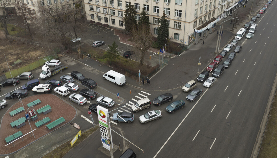 Ukrainere i Kyiv flykter unna krigshandlingene. Her ser vi kødannelse, mens folk venter på å fylle bensin. Ukrainere i Kyiv flykter unna krigshandlingene. Her ser vi kødannelse, mens folk venter på å fylle bensin.