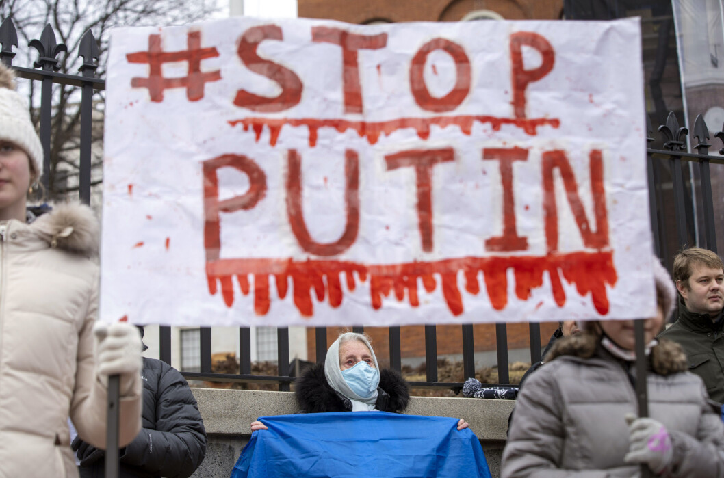 Demonstranter samles ved Massachusetts State House i Boston for å protestere mot invasjonen. Protester i Vesten kommer til å ha svært liten effekt på den russiske presidentens handlinger, konstaterer Torbjørn Knutsen. (M. Scott Brauer/The New York Times) Demonstranter samles ved Massachusetts State House i Boston for å protestere mot invasjonen. Protester i Vesten kommer til å ha svært liten effekt på den russiske presidentens handlinger, konstaterer Torbjørn Knutsen. (M. Scott Brauer/The New York Times)