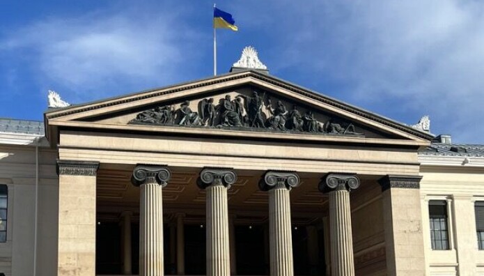 Ved Universitetet i Oslo vaier det ukrainske flagget.